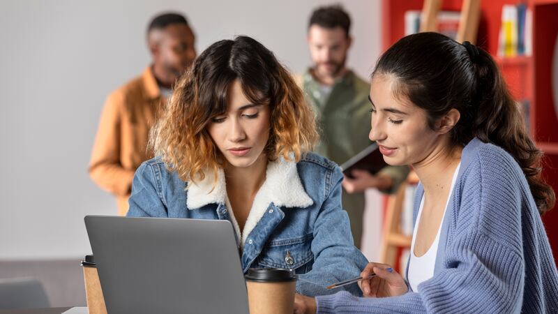 Abren convocatoria para entregar 500 becas a quienes quieran aprender de tecnología