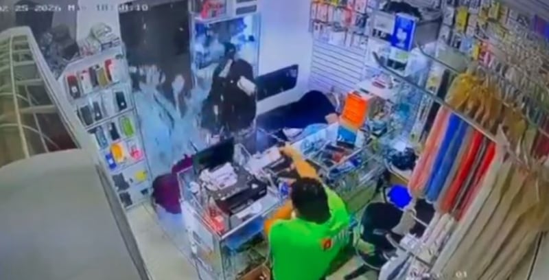El comerciante accionó su arma contra los delincuentes cuando se disponían a abandonar el local. Foto: X: CronicaPolicial