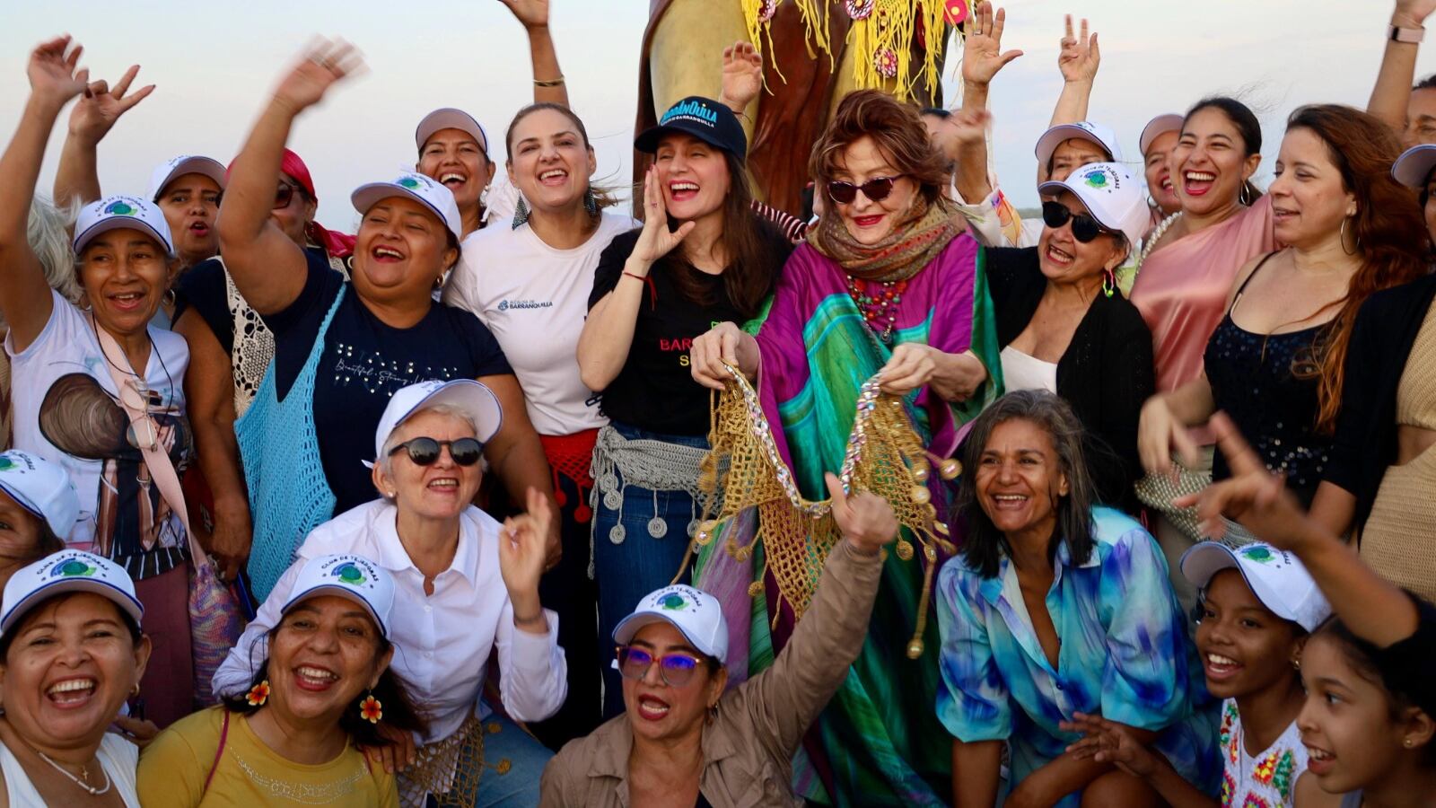 Un nuevo adorno engalana la estatua de Shakira antes de su concierto en Barranquilla.