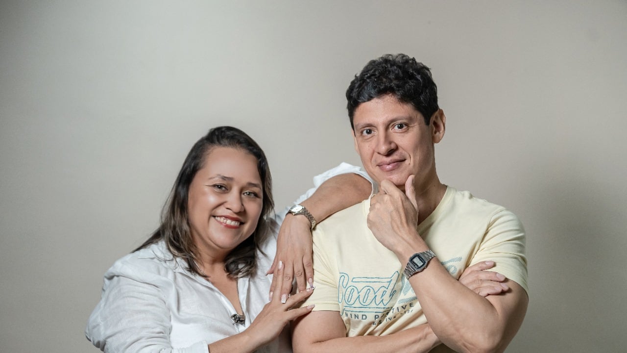 Esmeralda Castro, directora de #inFRAME! junto al tallerista de cine Julio Lara.