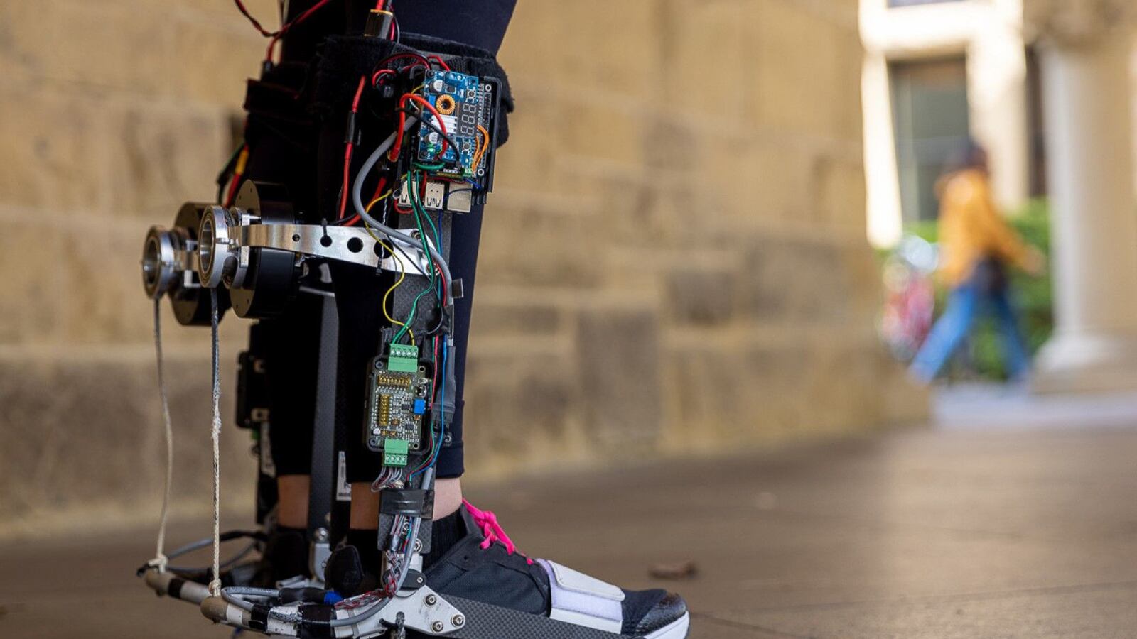 Científicos desarrollan unas botas que hacen que la persona camine más rápido