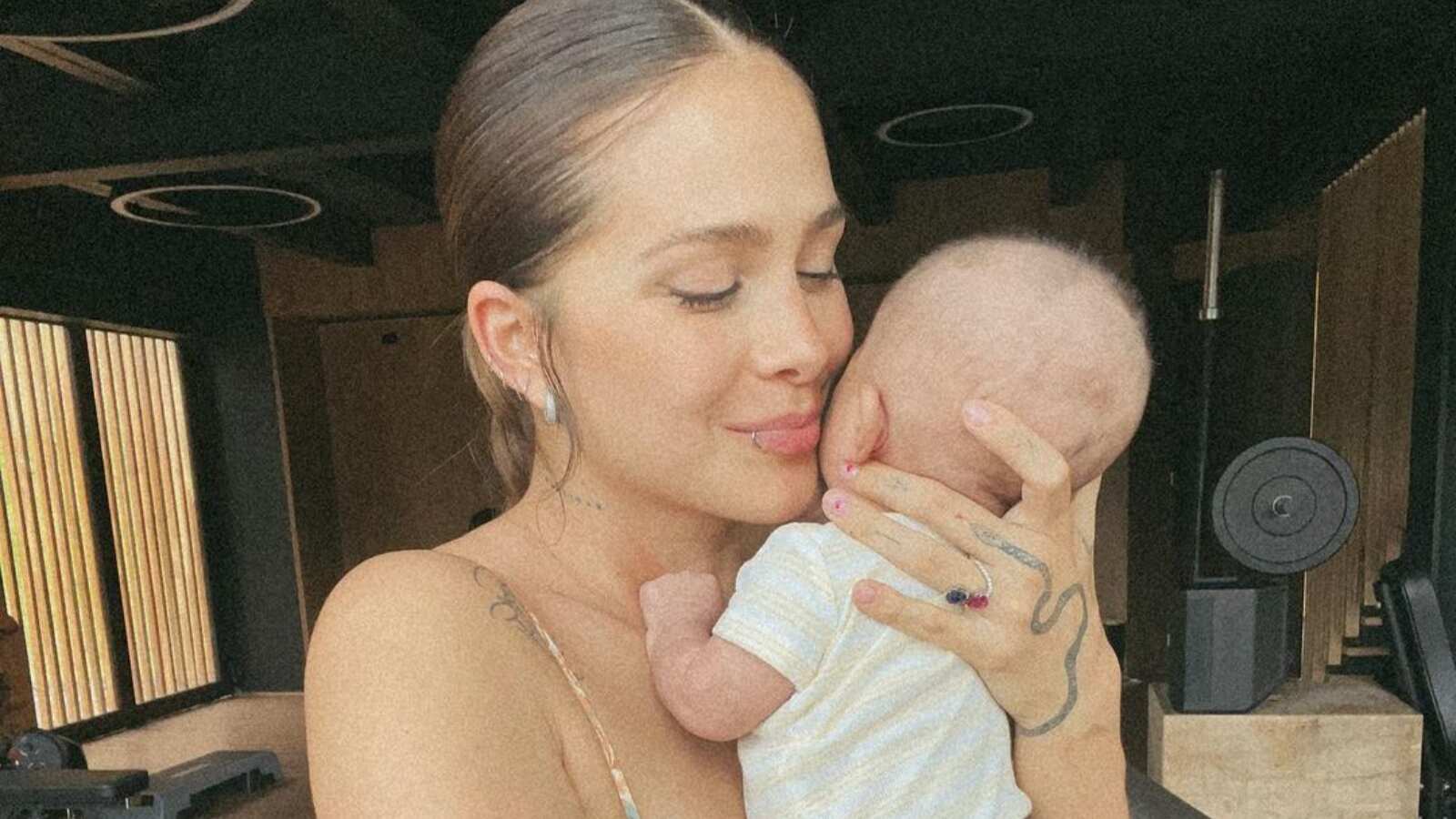 Greeicy ya había mostrado a su bebé de espaldas, pero jamás de frente y con movimientos.