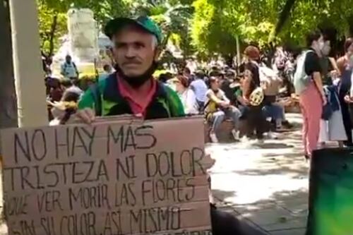 El sentido mensaje de un trabajador informal en Medellín en manifestaciones