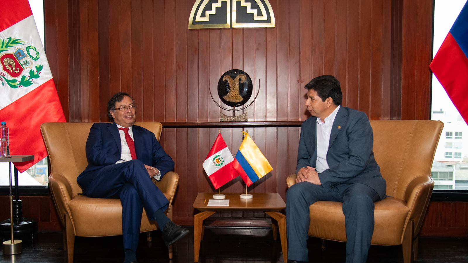 Reunión entre el Presidente Gustavo Petro y el Presidente Pedro Castillo, de Perú, donde hablron de temas de colaboración comercial, seguridad y fortalecimiento de la CAN. Y, en especial, el trabajo conjunto con Brasil para la defensa de la selva amazónica.