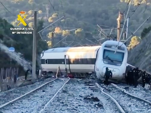 Choque de trenes en España deja al menos 39 muertos: Autoridades investigan causas del descarrilamiento