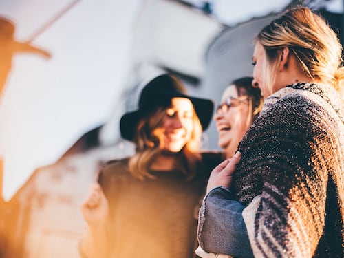 Aliste maletas para Letonia: En este país contratan a hombres para ser “maridos por horas”