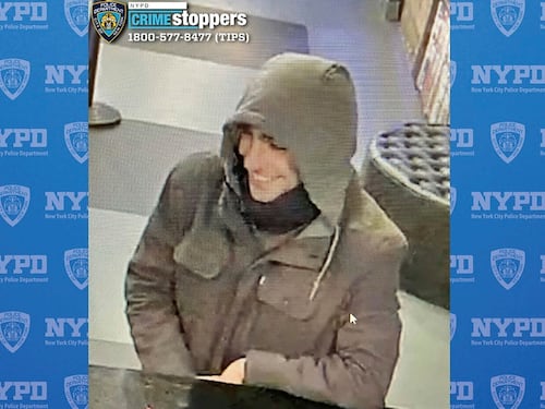 Difunden fotos del sospechoso por asesinato a Brian Thompson y ofrecen recompensa de $10.000