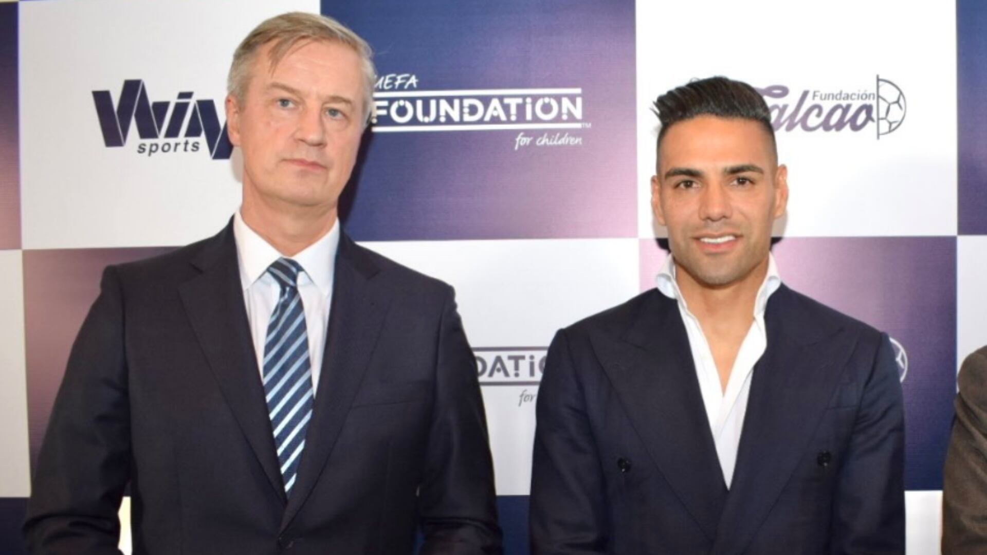 El embajador de Dinamarca en Colombia, junto a Radamel Falcao García en un evento en la ciudad de Bogotá.