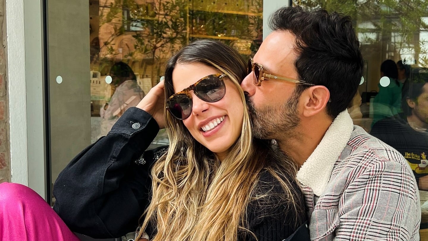 El actor Alejandro Estrada publicó una foto romántica con Dominica Duque y una hermosa dedicatoria.