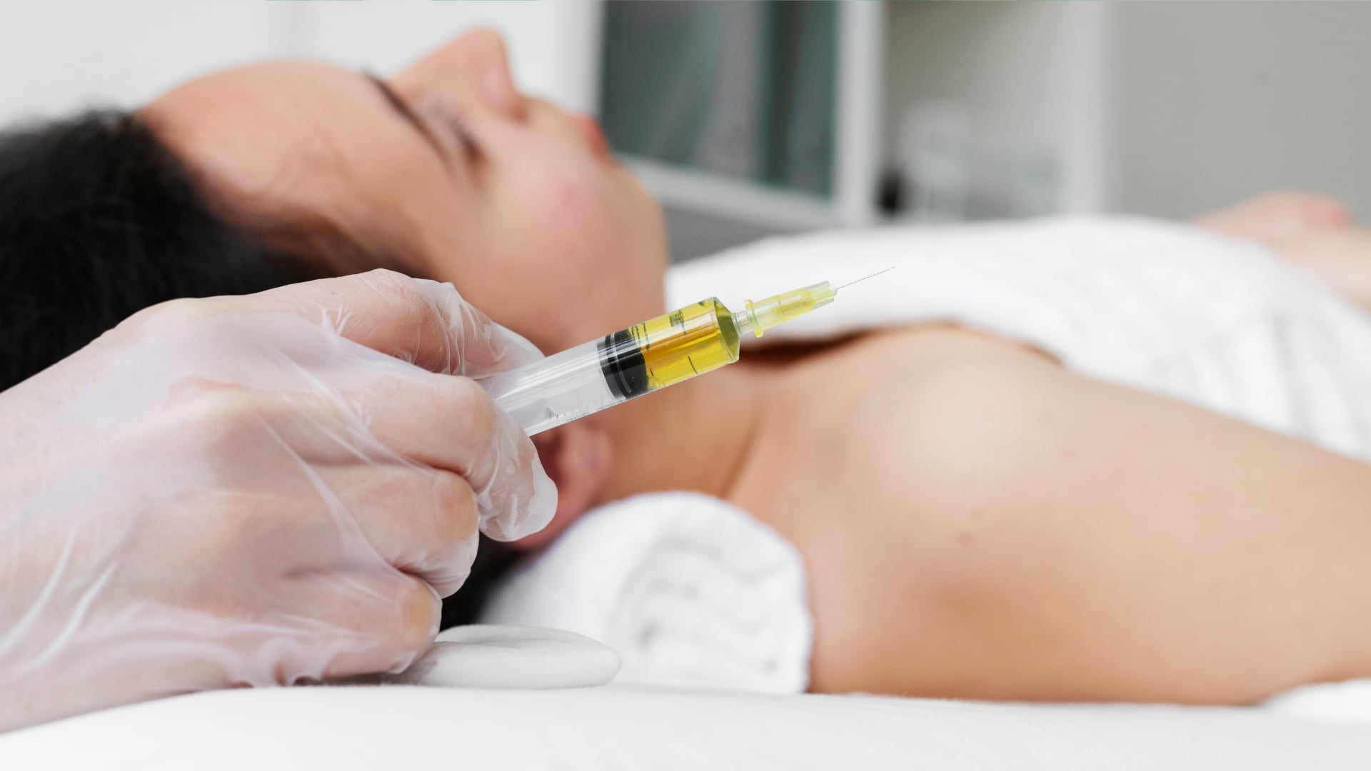 Falsa cirujana plástica contagió cerca de 50 mujeres en Medellín.