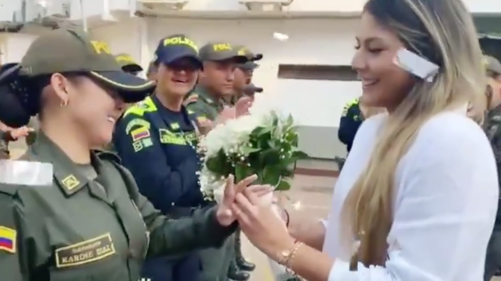Mujer le pide matrimonio a su novia Policía.