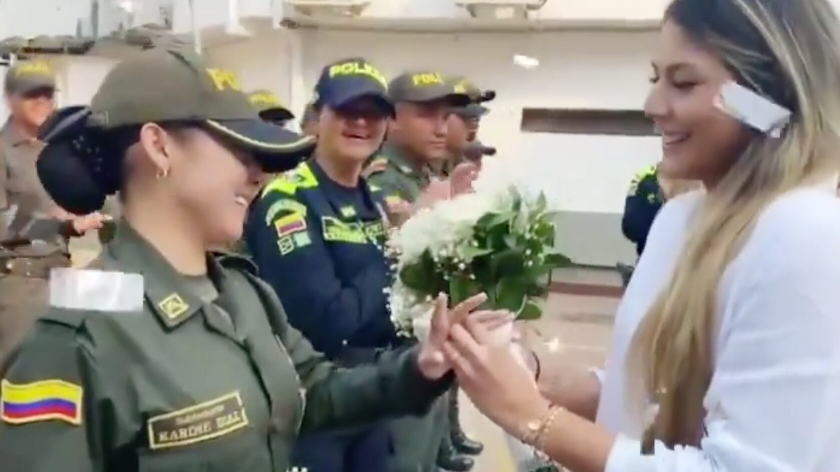 Mujer le pide matrimonio a su novia Policía.