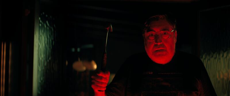 En 'The Boroughs', la nueva producción de los creadores de Stranger Things, un grupo de jubilados se enfrenta a una intriga sobrenatural en su comunidad. Foto: Netflix.