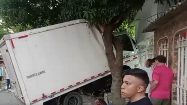 Un camión quedó colgado de un árbol en el barrio la Nueves, Barranquilla.