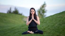 Hacer yoga todos los días ayuda a que seamos más inteligentes, revela estudio
