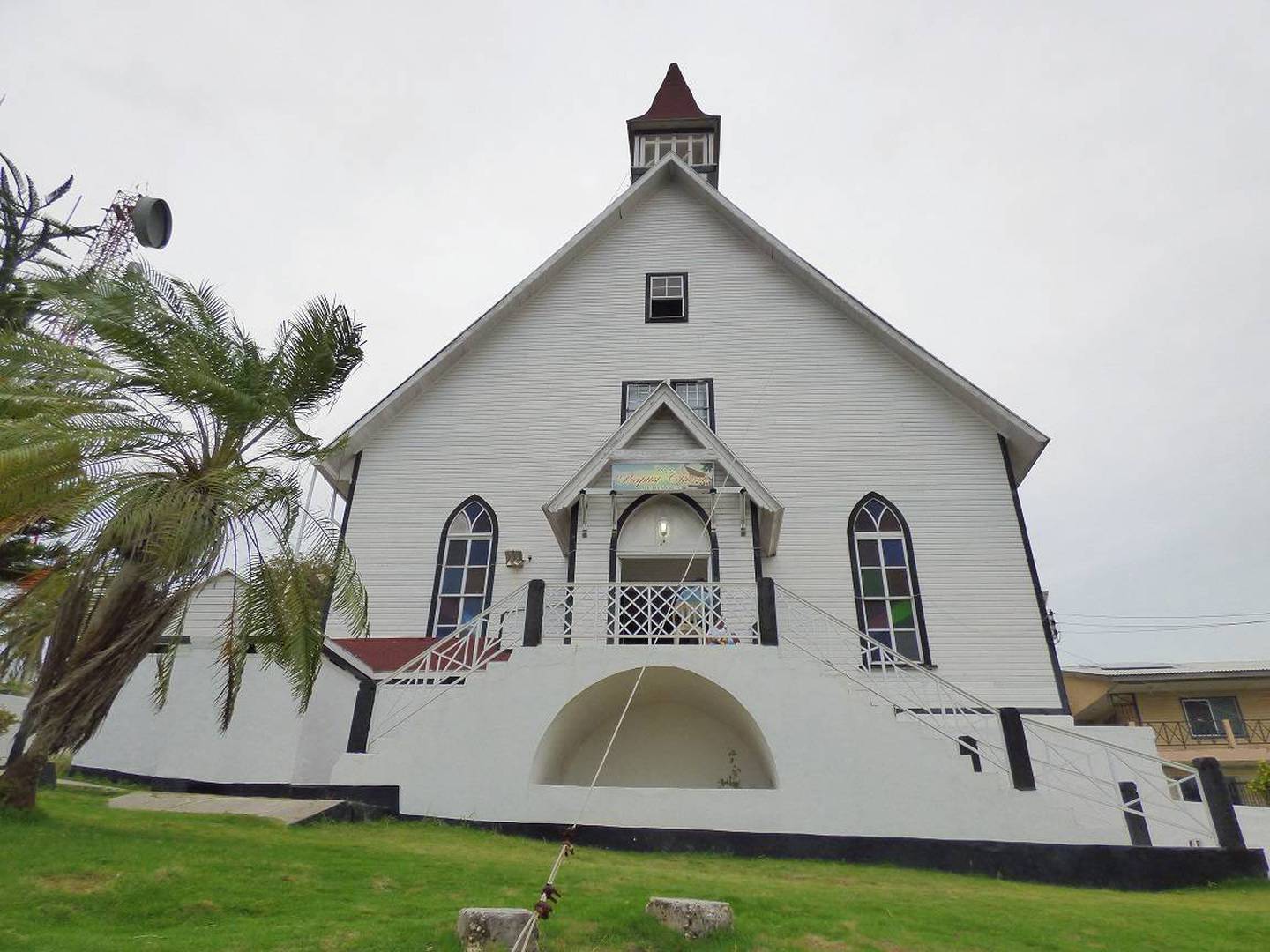 Desde la primera Iglesia Bautista de Latinoamérica en San Andrés oran por  Colombia