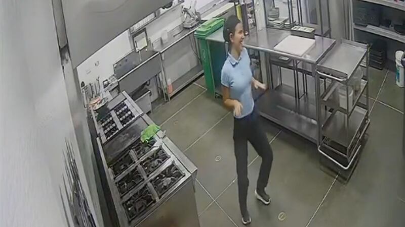 Mujer bailando en el trabajo pillada por su jefe pantallazo tomado de twitter