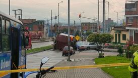 Emergencia por camión cargado con sustancia peligrosa que se volcó en Bogotá