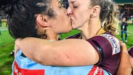 Beso de dos jugadoras de rugby desata la homofobia en internet