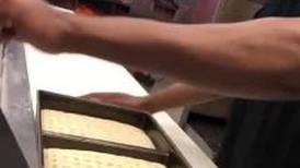 Video: hombre escupía las pizzas a escondidas de los clientes