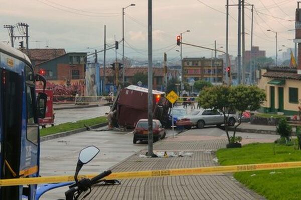 Emergencia por camión cargado con sustancia peligrosa que se volcó en Bogotá