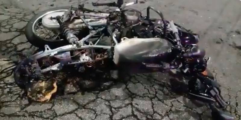 Comunidad quemó motocicleta de ladrones que se accidentaron cuando huían tras robo