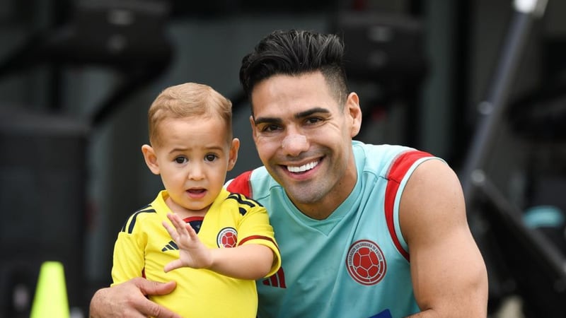 Falcoa García jugando fútbol con su hijo