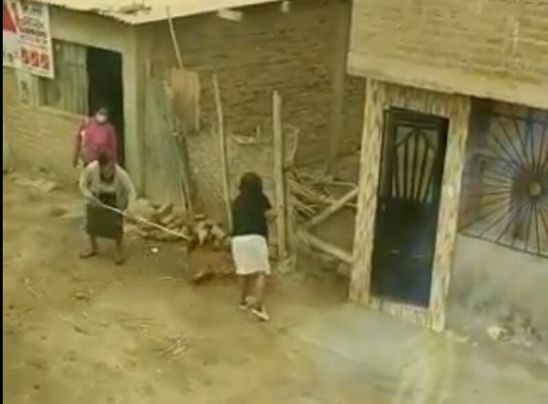 Vecinas se pelean con escobas en Perú y se lanzan la basura.