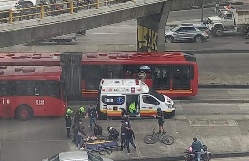 Motociclista cayó del puente de la Carrera 30 con Calle 45 en Bogotá