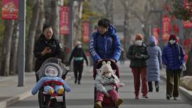 ¡China se queda sin chinos! Proponen menos horas de trabajo para elevar tasa de natalidad