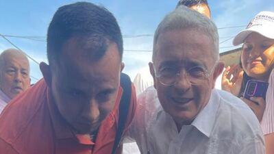 ¿El más ‘uribista’ del mundo? Hombre se tatuó el rostro de Álvaro Uribe Vélez y las redes ‘explotaron’ 