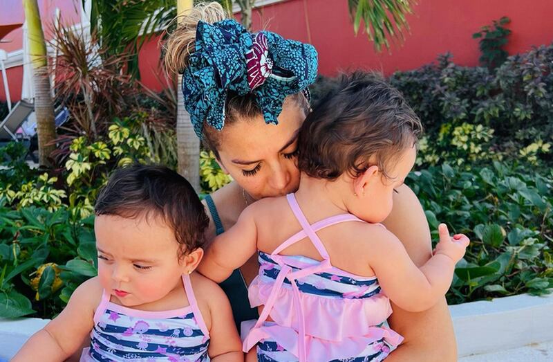 Adriana Lucía y sus dos hijas gemelas