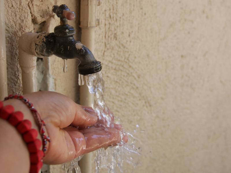 En 2023, 148 municipios de Colombia consumieron agua con alto riego para la salud