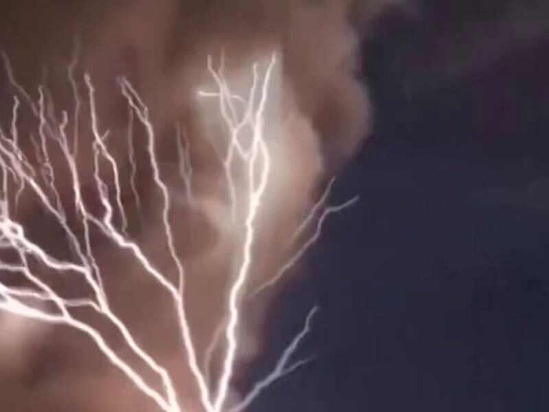 (Video) Una tormenta eléctrica alumbra la noche de Filipinas