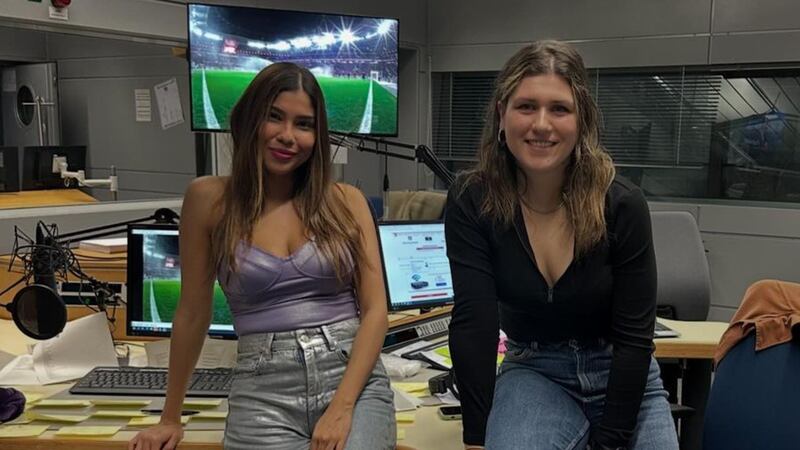 Conozca a la narradora de fútbol colombiana que está en Europa cantando goles 'ajenos'