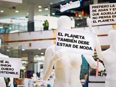Aparecen maniquíes desnudos y con carteles de moda sostenible en diferentes partes de Bogotá