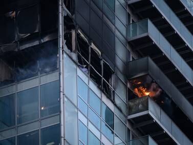 Una madre y su hija se lanzaron de un edificio en llamas y sobrevivieron