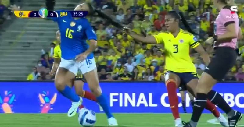 Mechoneada: Daniela Arias frenó a Zaneratto del cabello en la Copa América