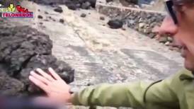 (Video) Periodista se quemó en vivo al tocar la lava del volcán en las Islas Canarias
