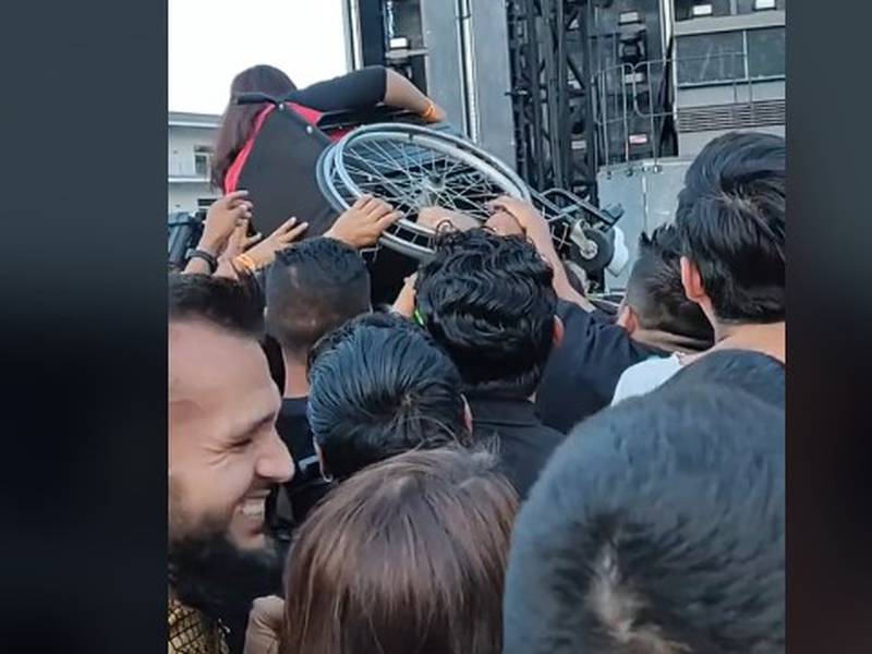Viral: Fans cargan a joven en silla de ruedas durante concierto de Rammstein