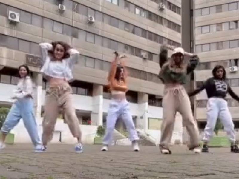 Policía de Irán busca a un grupo de chicas por hacer baile viral de Selena Gomez