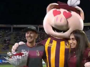 Mujer le pidió matrimonio a su novio en pleno estadio del Tolima