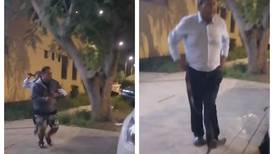 Padre furioso retira a correazos a su hijo de la comisaría para que “aprenda a respetar” y video se vuelve viral