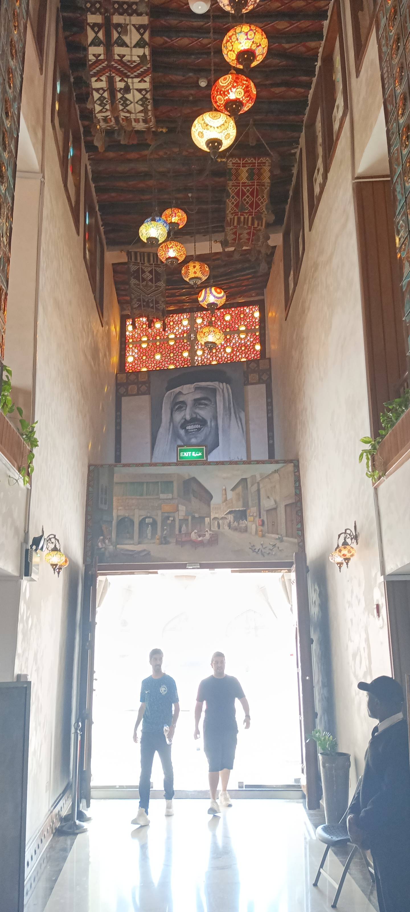 Imágenes de Hamad bin Jalifa Al Thani, el anterior emir de Qatar, se encuentran constantemente en Doha.
