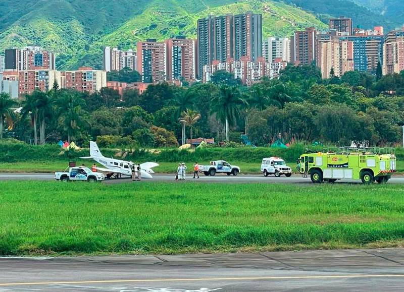 Avión aterrizó de emergencia en pista en Medellín.