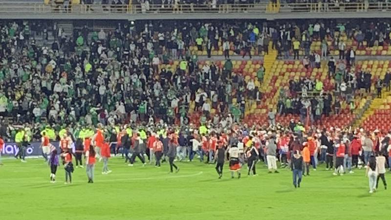 Barras bravas arruinaron el regreso de los hinchas al estadio El Campín